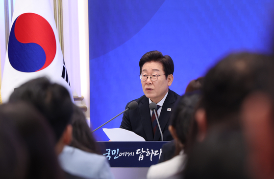 이재명 대통령이 3일 서울 종로구 청와대 영빈관에서 열린 취임 첫 공식 기자회견 '대통령의 30일, 언론이 묻고 국민에게 답하다'에 참석해 발언하고 있다. 대통령실사진기자단