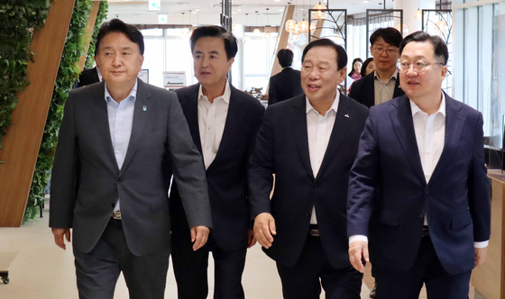 대전, 세종, 충남북 4개 시도 단체장들이 새 정부 들어 최근 추진되는 해양수산부 이전 등과 관련한 현안을 논의하기 위해 지난달 19일 오전 세종시 한 호텔에서 만나 이동하고 있다. 연합뉴스