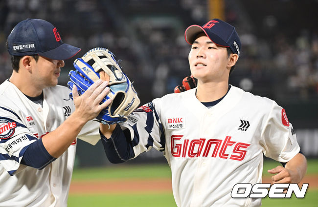 [OSEN=부산, 이석우 기자] 3일 부산 사직야구장에서 2025 신한 SOL 뱅크 KBO 리그 롯데 자이언츠와 LG 트윈스의 경기가 열렸다. 홈팀 롯데는 이민석이, 방문팀 LG는 손주영이 선발 출전했다.롯데 자이언츠 한승현이 7회초 2사 1루 LG 트윈스 박해민의 잘 맞은 타구를 어렵게 잡아 내고 김민성과 하이파이브를 하고 있다. 2025.07.03 / foto0307@osen.co.kr