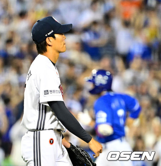 [OSEN=잠실, 지형준 기자] 3일 오후 서울 잠실구장에서 ‘2025 신한 SOL Bank KBO리그’ 두산 베어스와 삼성 라이온즈의 경기가 열렸다.두산은 곽빈, 삼성은 최원태가 선발로 나섰다.9회초 무사 만루에서 두산 박신지가 삼성 이재현에 역전 그랜드슬램을 허용하며 아쉬워하고 있다. 2025.07.03 /jpnews@osen.co.kr