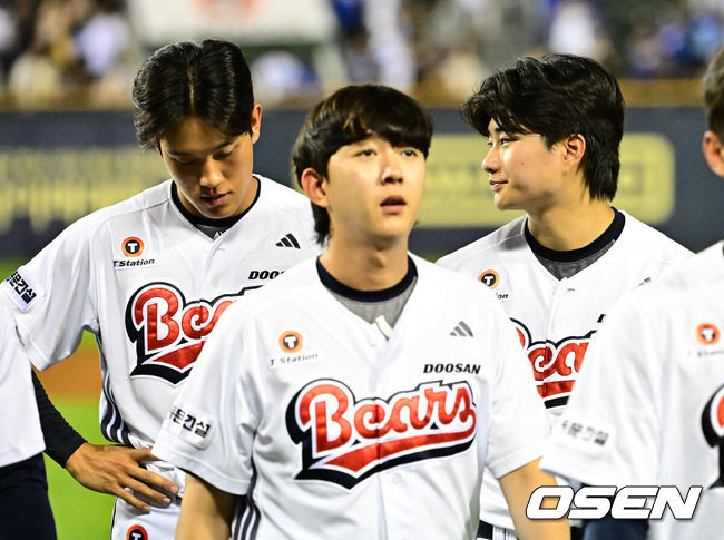 [OSEN=잠실, 지형준 기자] 삼성이 마무리 김택연이 인후통에 걸려 휴식한두산을 상대로 9회 짜릿한 역전 드라마를 썼다.프로야구 삼성 라이온즈는 3일 서울 잠실구장에서 열린 2025 신한 SOL뱅크 KBO리그 두산 베어스와의 시즌 12차전에서 6-4대역전승을 거뒀다.삼성은 전날 패배를 설욕하며 주중 3연전을 위닝시리즈로 장식했다. 시즌 41승 1무 40패. 반면 연승에 실패한 두산은 32승 3무 47패가 됐다.경기를 마치고 두산 박신지, 최지강 등이 패배를 아쉬워하고 있다. 2025.07.03 /jpnews@osen.co.kr