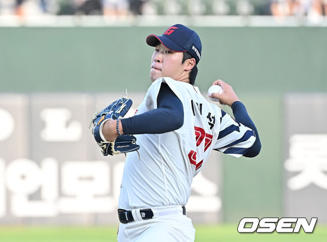 [OSEN=부산, 이석우 기자] 3일 부산 사직야구장에서 2025 신한 SOL 뱅크 KBO 리그 롯데 자이언츠와 LG 트윈스의 경기가 열렸다. 홈팀 롯데는 이민석이, 방문팀 LG는 손주영이 선발 출전했다.롯데 자이언츠 선발 투수 이민석이 역투하고 있다. 2025.07.03 / foto0307@osen.co.kr