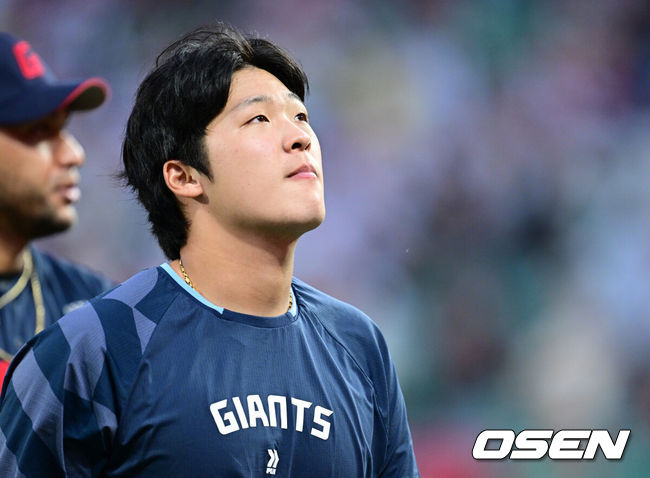 [OSEN=인천, 최규한 기자] 프로야구 SSG 랜더스가 짜릿한 1-0 승리로 3연패에서 탈출했다.SSG는 15일 인천 SSG랜더스필드에서 열린 ‘2025 신한은행 SOL Bank KBO리그’ 롯데 자이언츠와의 경기에서 1-0으로 승리했다. 이날 승리로 3연패를 끊으며 1승 1패로 롯데와의 주말 3연전을 마쳤다.경기를 마치고 롯데 이민석이 팬들에게 인사한 뒤 그라운드를 나서고 있다. 2025.06.15 / dreamer@osen.co.kr