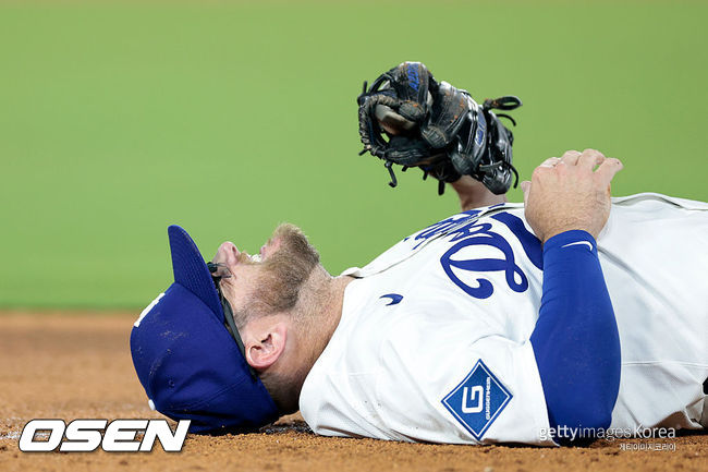 [사진] LA 다저스 맥스 먼시가 무릎 부상을 당한 뒤 고통스러워하고 있다. ⓒGettyimages(무단전재 및 재배포 금지)