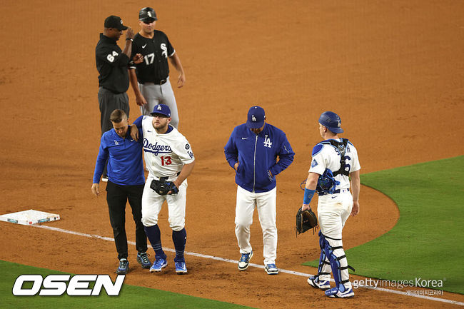 [사진] LA 다저스 맥스 먼시가 무릎 부상을 당한 뒤 부축을 받으며 교체되고 있다. ⓒGettyimages(무단전재 및 재배포 금지)