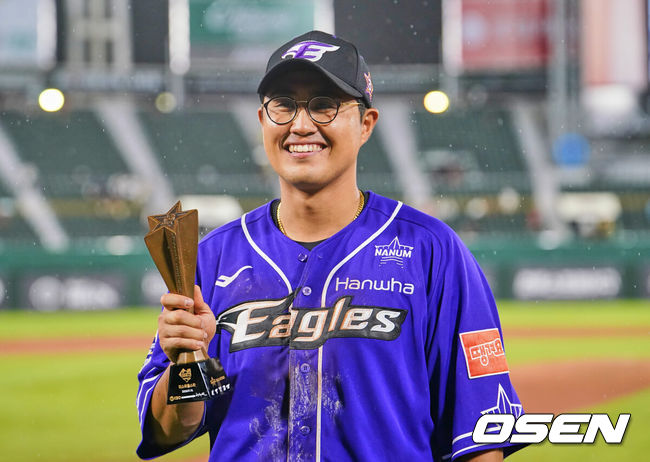 [OSEN=부산, 이석우 기자] 15일 부산 사직구장에서 2023 신한은행 SOL KBO 올스타전 드림과 나눔의 경기가 열렸다. MVP를 수상한 나눔 올스타 채은성이 트로피를 들고 포즈를 취하고 있다. 2023.07.15 / foto0307@osen.co.kr