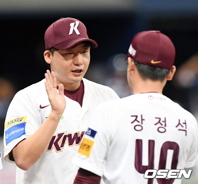 [OSEN=고척, 민경훈 기자] 16일 오후 서울 고척스카이돔에서 ‘2019 신한은행 MY CAR KBO리그' 키움 히어로즈와 NC 다이노스의 경기가 열렸다. 이 날 경기에서 키움은 6-4로 승리하며 이틀 연속 NC를 제압했다. 2위 키움은 3연승을 달리며 시즌 69승(46패) 째를 챙겼다. NC는 3연패. 시즌전적은 54승 56패를 기록했다.경기를 마치고 키움 오주원이 장정석 감독과 하이파이브를 하고 있다./rumi@osen.co.kr