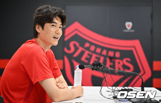 [OSEN=포항, 이석우 기자] 4일 포항 스틸러스 송라클럽하우스에서 기성용 입단 미디어데이가 열렸다.  FC서울을 떠나 포항스틸러스로 이적한 기성용은 2006년 프로 데뷔 이후 처음으로 국내 구단 이적을 결정했다.기성용이 기자들의 질문에 답하고 있다. 2025.07.04 / foto0307@osen.co.kr