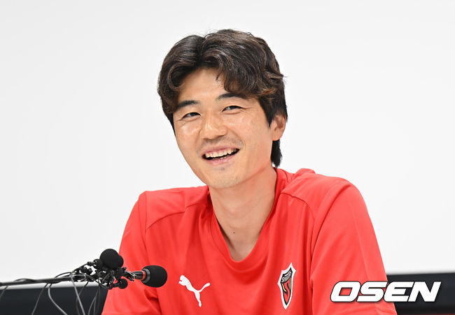 [OSEN=포항, 이석우 기자] 4일 포항 스틸러스 송라클럽하우스에서 기성용 입단 미디어데이가 열렸다.  FC서울을 떠나 포항스틸러스로 이적한 기성용은 2006년 프로 데뷔 이후 처음으로 국내 구단 이적을 결정했다.기성용이 기자들의 질문에 답하고 있다. 2025.07.04 / foto0307@osen.co.kr