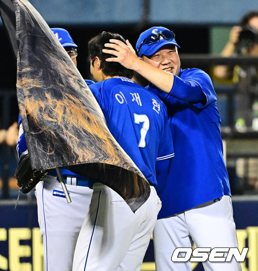 [OSEN=잠실, 지형준 기자] 삼성이 마무리 김택연이 인후통에 걸려 휴식한두산을 상대로 9회 짜릿한 역전 드라마를 썼다.프로야구 삼성 라이온즈는 3일 서울 잠실구장에서 열린 2025 신한 SOL뱅크 KBO리그 두산 베어스와의 시즌 12차전에서 6-4대역전승을 거뒀다.삼성은 전날 패배를 설욕하며 주중 3연전을 위닝시리즈로 장식했다. 시즌 41승 1무 40패. 반면 연승에 실패한 두산은 32승 3무 47패가 됐다.경기를 마치고 삼성 박진만 감독이 이재현과 승리를 기뻐하고 있다. 2025.07.03 /jpnews@osen.co.kr