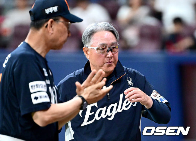 [OSEN=고척, 최규한 기자] 프로야구 한화 이글스가 치열한 에이스 선발 맞대결에서 승리를 거뒀다.한화는 4일 서울 고척스카이돔에서 열린 ‘2025 신한은행 SOL Bank KBO리그’ 키움 히어로즈와의 경기에서 2-1로 승리했다.선발투수 코디 폰세는 7이닝 5피안타 1볼넷 11탈삼진 1실점으로 호투했지만 승패없이 물러났다. 노시환은 시즌 16호 홈런을 쏘아올리며 결승타의 주인공이 됐다. 경기를 마치고 한화 김경문 감독이 팬들에게 인사한 뒤 그라운드를 나서고 있다. 2025.07.04 / dreamer@osen.co.kr