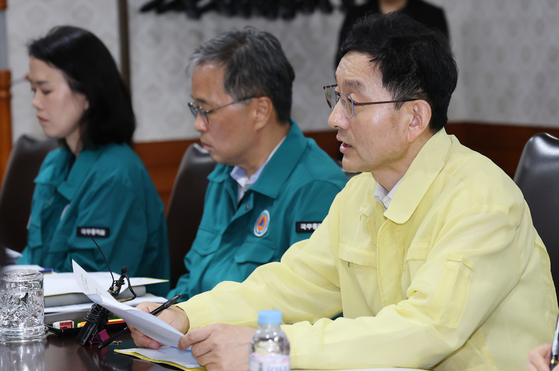 윤창렬 국무조정실장이 4일 오전 서울 종로구 정부서울청사에서 열린 부산 아파트 화재 아동 사망 관련 긴급 대책회의에서 발언을 하고 있다. 뉴스1