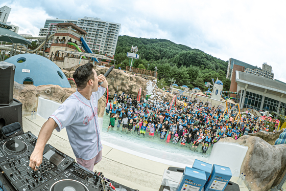 평창 블루캐니언이 7월 21일부터 8월 24일까지 EDM 풀파티 콘셉트의 ‘2025 서머 EDM 스플래시 팝’을 연다. 사진 휘닉스 호텔앤드리조트