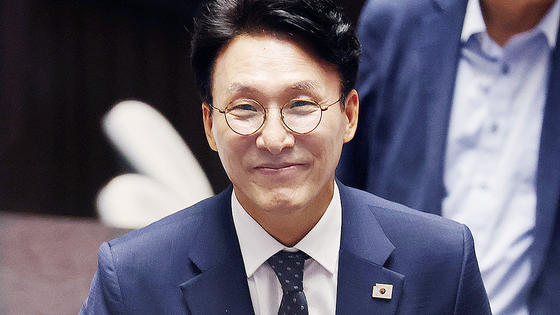  김민석 국무총리 후보자가 3일 국회 본회의에서 자신에 대한 임명동의안 투표를 마치고 이동하고 있다. 연합뉴스