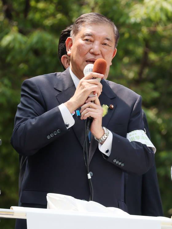 이시바 시게루 일본 총리가 지난 3일 참의원 선거 운동이 시작되자 선거 지원을 위한 거리 유세에 나서고 있다. EPA·지지통신=연합뉴스