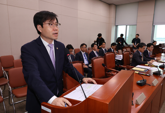 한미 관세협상 추진 계획 보고하는 여한구 통상교섭본부장   (서울=연합뉴스) 김주형 기자 = 여한구 산업통상자원부 통상교섭본부장이 4일 국회에서 열린 산업통상자원중소벤처기업위원회 전체회의에 참석해 한미 관세협의 통상조약법 절차 추진 계획 등을 보고 있다. 2025.7.4   kjhpress@yna.co.kr (끝)  〈저작권자(c) 연합뉴스, 무단 전재-재배포, AI 학습 및 활용 금지〉