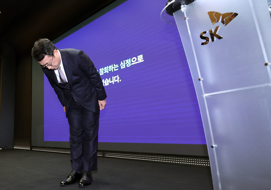 유영상 SK텔레콤 대표이사가 4일 서울 중구 SKT타워에서 열린 해킹 사태 관련 입장 및 향후 계획 발표 기자회견에서 고개 숙여 사과하고 있다. 뉴스1