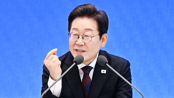  이재명 대통령이 3일 서울 종로구 청와대 영빈관에서 열린 취임 첫 공식 기자회견 '대통령의 30일, 언론이 묻고 국민에게 답하다'에 참석해 기자들의 질문에 답하고 있다.대통령실사진기자단