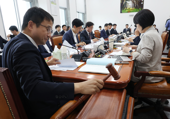 지난 2일 서울 여의도 국회에서 열린 예산결산특별위원회의 추경예산안 등 조정소위원회에서 한병도 소위원장(예결위원장)이 회의를 주재하고 있다. 뉴시스