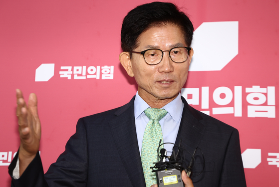 김문수 전 국민의힘 대선 후보가 4일 서울 여의도 국회에서 송언석 비상대책위원장 겸 원내대표와 면담한 뒤 브리핑을 하고 있다. 뉴스1