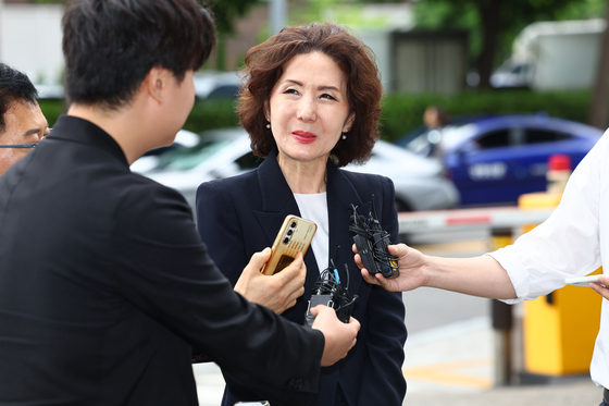 이진숙 사회부총리 겸 교육부 장관 후보자가 지난달 30일 오전 서울 여의도 한국교육시설안전원에 마련된 인사청문회 준비 사무실로 출근하며 취재진의 질문을 듣고 있다. 연합뉴스