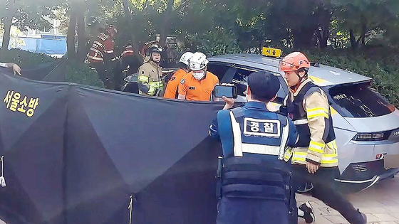  3일 오후 서울시 도봉구 방학동 방학 사거리 인근에서 택시가 인도를 덮치는 사고가 발생, 출동한 소방 대원들이 사고 현장을 수습하고 있다. 뉴스1