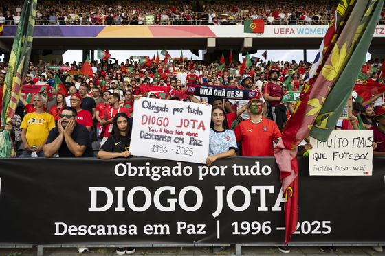 3일(현지시간) 스위스 베른에서 열린 UEFA 여자 유로 2025 스페인과 포르투갈의 축구 경기 전 팬들이 디오고 조타를 추모했다. EPA=연합뉴스