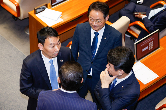 김병기 더불어민주당 대표 직무대행 겸 원내대표가 3일 오후 서울 여의도 국회에서 열린 제426회국회(임시회) 제4차 본회의에서 김용민 법사위 간사, 문진석 원내수석, 허영 원내정책수석부대표와 대화하고 있다. 뉴스1