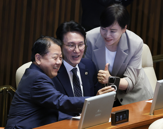 김민석 국무총리 후보자가 3일 국회 본회의장에서 임명동의안 투표를 앞두고 더불어민주당 김병주 의원의 유튜브 라이브방송에 깜짝 출연하고 있다. 오른쪽은 전현희 의원. 임현동 기자
