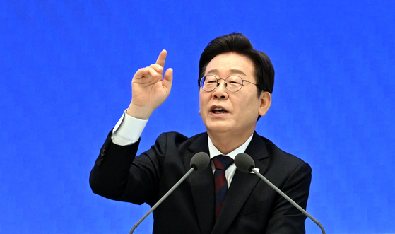 이재명 대통령이 3일 열린 첫 공식 기자회견 ‘대통령의 30일, 언론이 묻고 국민에게 답하다’에서 취재진 질문에 답하고 있다. [사진 대통령실사진기자단]