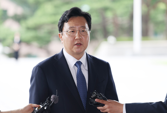 정진우 신임 서울중앙지검장이 4일 서울 서초구 서울중앙지방검찰청으로 들어서며 취재진 앞에서 입장을 밝히고 있다. 연합뉴스