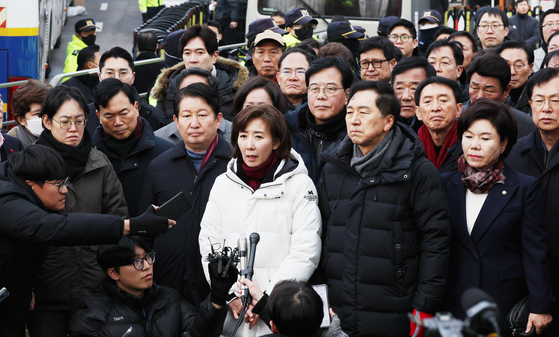 김기현, 나경원 의원 등 국민의힘 의원들이 6일 오후 서울 용산구 대통령 관저 앞에서 입장발표를 하고 있다. 김경록 기자. 2025.01.06. 