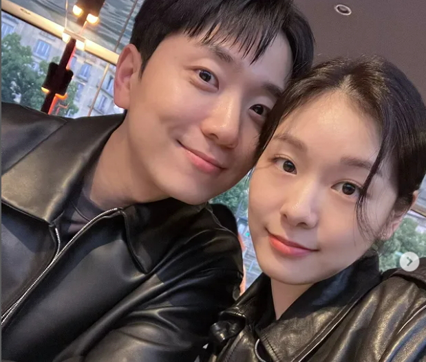 김연아가 소셜미디어에 남편 고우림과 파리 여행 중 찍은 사진을 올렸다. [사진 김연아 인스타그램]