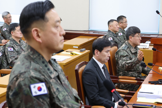 지난 2월 21일 국회 '윤석열 정부의 비상계엄 선포를 통한 내란 혐의 진상규명 국정조사 특별위원회' 전체회의에서 진술하는 권영환 전 합동참모본부 계엄과장(왼쪽)과 그에 반박하는 진술을 하는 박안수 육군참모총장(오른쪽). 연합뉴스