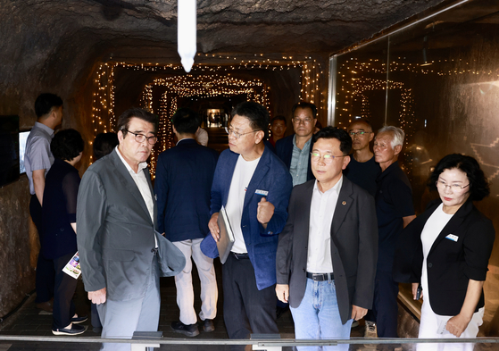 김동일 보령시장(왼쪽)이 지난달 27일 냉풍욕장 개장식을 마친 뒤 내부를 둘러보고 있다. [사진 보령시]