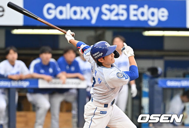 [OSEN=대구, 이석우 기자] 4일 대구삼성라이온즈파크에서 2025 신한 SOL 뱅크 KBO 리그 삼성 라이온즈와 LG 트윈스의 경기가 열렸다. 홈팀 삼성은 이승현이, 방문팀 LG는 송승기가 선발 출전했다. 삼성 라이온즈 이재현이 힘찬 타격을 하고 있다. 2025.07.04 / foto0307@osen.co.kr