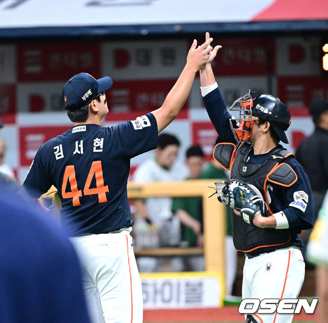 [OSEN=고척, 최규한 기자] 프로야구 한화 이글스가 치열한 에이스 선발 맞대결에서 승리를 거뒀다.한화는 4일 서울 고척스카이돔에서 열린 ‘2025 신한은행 SOL Bank KBO리그’ 키움 히어로즈와의 경기에서 2-1로 승리했다.선발투수 코디 폰세는 7이닝 5피안타 1볼넷 11탈삼진 1실점으로 호투했지만 승패없이 물러났다. 노시환은 시즌 16호 홈런을 쏘아올리며 결승타의 주인공이 됐다. 9회말 마운드에 올라 세이브를 거둔 한화 투수 김서현과 포수 최재훈이 기뻐하고 있다. 2025.07.04 / dreamer@osen.co.kr