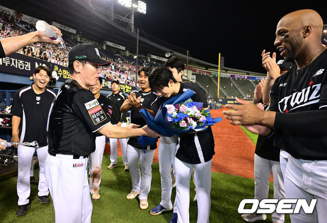 [OSEN=잠실, 지형준 기자] KT 위즈 이강철 감독이 개인 통산 500승을 달성했다.KT는 4일 서울 잠실구장에서 열린 2025 신한 SOL Bank KBO리그 두산 베어스와의 원정 경기에서 6-3 승리를 거뒀다. 오원석은 이날 선발 등판, 6이닝 4피안타 2볼넷 5탈삼진 1실점 퀄리티 스타트로 데뷔 첫 10승 고지를 밟았다. 경기를 마치고 KT 이강철 감독이 데뷔 첫 10승을 거둔 오원석에 꽃다발을 건네고 있다. 2025.07.04 /jpnews@osen.co.kr