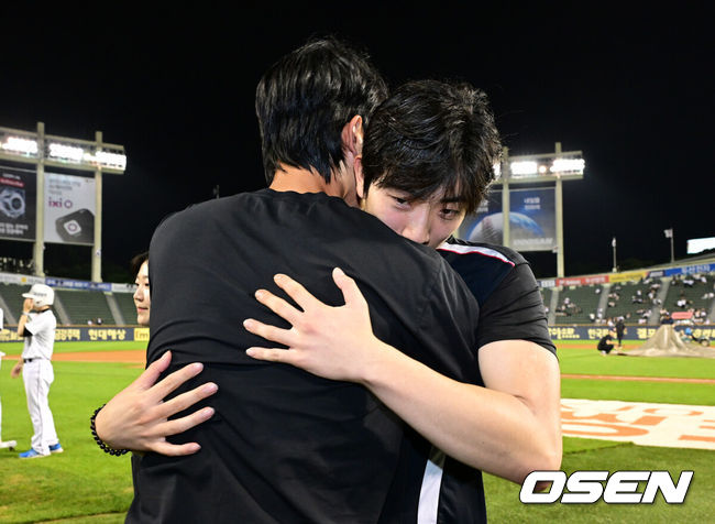 [OSEN=잠실, 지형준 기자] KT 위즈 이강철 감독이 개인 통산 500승을 달성했다.KT는 4일 서울 잠실구장에서 열린 2025 신한 SOL Bank KBO리그 두산 베어스와의 원정 경기에서 6-3 승리를 거뒀다. 오원석은 이날 선발 등판, 6이닝 4피안타 2볼넷 5탈삼진 1실점 퀄리티 스타트로 데뷔 첫 10승 고지를 밟았다. 경기를 마치고 KT 오원석이 고영표의 축하를 받고 있다. 2025.07.04 