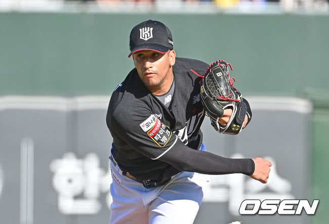 [OSEN=부산, 이석우 기자] 29일 부산 사직야구장에서 2025 신한 SOL 뱅크 KBO 리그 롯데 자이언츠와 KT 위즈의 경기가 열렸다. 홈팀 롯데는 박세웅이, 방문팀 KT는 쿠에바스가 선발 출전했다.KT 위즈 선발 투수 쿠에바스가 역투하고 있다. 2025.06.29 / 