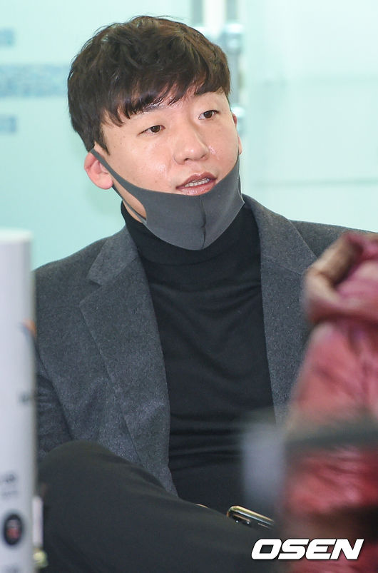 [OSEN=박준형 기자] 키움 히어로즈 박병호와 오주원, 이지영, 박정음이 30일 전지훈련을 위해 인천국제공항을 통해 대만 가오슝으로 출국했다.오주원이 출국시간을 기다리고 있다./ soul1014@osen.co.kr