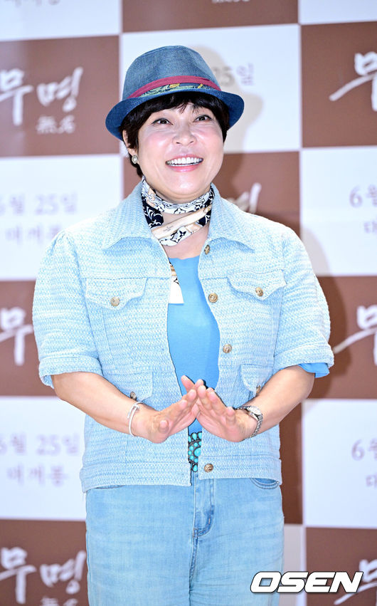 [OSEN=최규한 기자] 16일 오후 서울 신천동 롯데시네마 월드타워에서 영화 ‘무명 無名’(감독 유진주) 포토월 행사가 열렸다.‘무명 無名’은 일제강점기 당시 조선에 복음을 전하기 위해 찾아온 선교사들의 이야기를 담았다.방송인 조혜련이 포토타임을 하고 있다. 2025.06.16 / dreamer@osen.co.kr