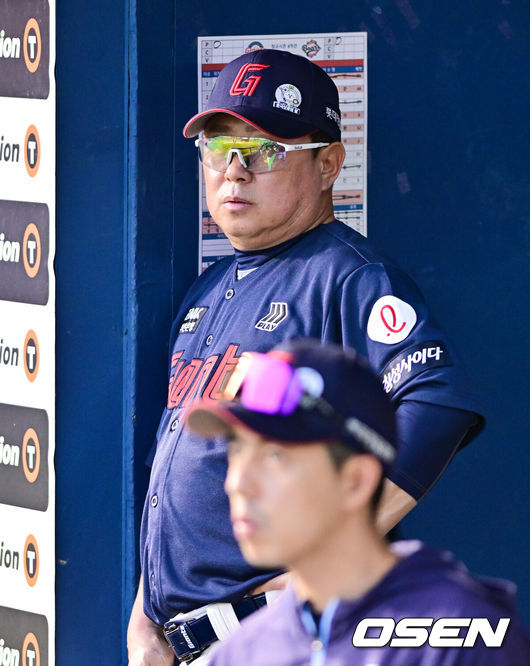 [OSEN=잠실, 박준형 기자] 7일 오후 서울 잠실구장에서 ‘2025 신한 SOL BANK KBO리그’ 두산 베어스와 롯데 자이언츠의 경기가 진행됐다.이날 두산은 최승용을 롯데는 이민석을 선발투수로 내세웠다.9회초 롯데 김태형 감독이 경기를 지켜보고 있다.  2025.06.07 / soul1014@osen.co.kr