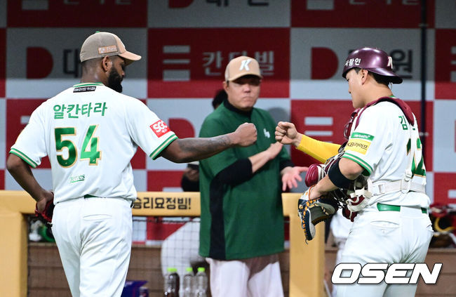 [OSEN=고척, 최규한 기자] 4일 서울 고척스카이돔에서 ‘2025 신한 SOL Bank KBO리그’ 키움 히어로즈와 한화 이글스의 경기가 열렸다.홈팀 키움은 라울 알칸타라, 방문팀 한화는 코디 폰세를 선발로 내세웠다.5회초 한화 공격을 무실점으로 막아낸 키움 선발 알칸타라와 포수 김건희가 더그아웃으로 향하며 인사를 나누고 있다. 2025.07.04 / dreamer@osen.co.kr