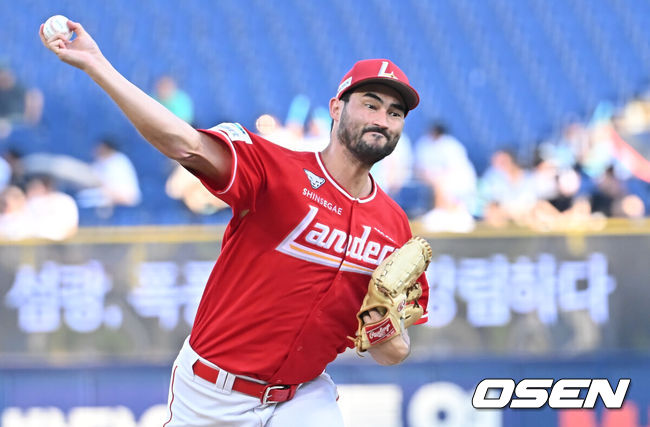 [OSEN=창원, 이석우 기자] 5일 창원NC파크에서 2025 신한 SOL 뱅크 KBO 리그 NC 다이노스와 SSG 랜더스의 경기가 열렸다. 홈팀 NC는 조민석이, 방문팀 SSG는 화이트가 선발 출전했다. SSG 랜더스 선발투수 화이트가 역투하하고 있다. 2025.07.05 / foto0307@osen.co.kr