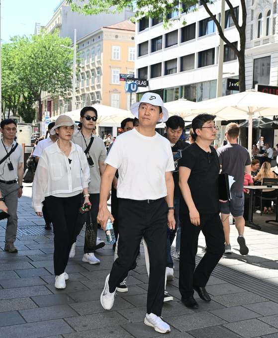 1일 오스트리아 비엔나 마리아힐퍼 거리를 둘러보고 있는 오세훈 서울시장. [사진 서울시]