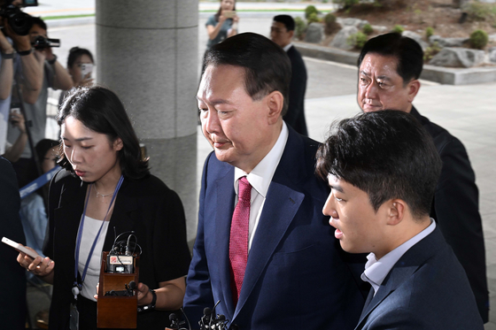 윤석열 전 대통령이 5일 내란 특검의 2차 조사를 받기 위해 조은석 특별검사팀 사무실이 있는 서울 서초구 서울고검에 출석하고 있다. 윤 전 대통령은 취재진 질문에 아무런 답변을 하지 않았다. 연합뉴스