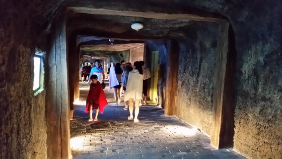 충남 보령시 청라면 '보령 냉풍욕장'을 찾은 관광객들이 담요를 두르고 내부를 둘러보고 있다. 냉풍욕장은 한여름에도 평균 10~15도의 온도가 유지된다. 신진호 기자