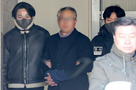 서울서부지법 난동 사태 당시 시위대 폭력을 선동한 혐의를 받는 사랑제일교회 특임전도사 윤 모 씨가 지난 2월 5일 오후 서울 마포구 서부지방법원에서 열리는 영장실질심사에 출석하기 위해 마포경찰서를 출발하고 있다. 뉴스1
