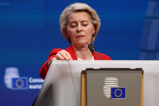 우르술라 폰 데어라이엔 유럽연합(EU) 집행위원장이 지난달 27일 벨기에 브뤼셀 EU 본부에서 열린 기자회견에서 발언하고 있다. 로이터=연합뉴스